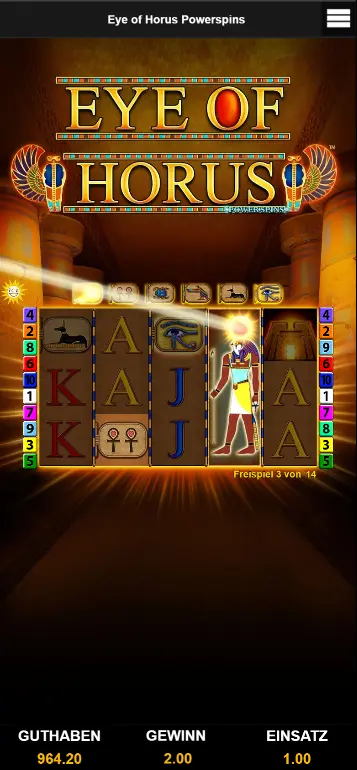 Aktiver Freispiel-Modus – Pyramiden-Scatter sichtbar, Horus Wild und verbesserte Symbole auf den Walzen