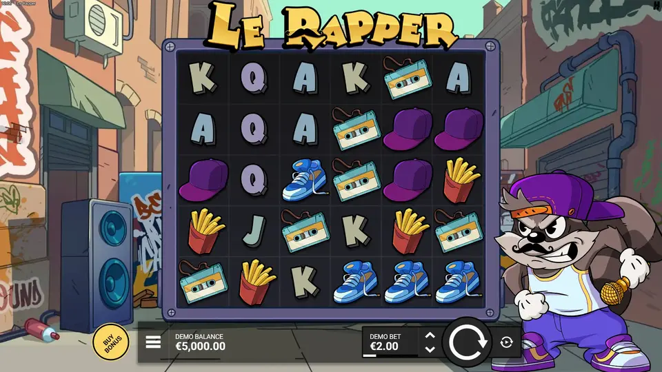 Écran de jeu de base Le Rapper montrant la grille 6x5 positionnée devant un mur de briques couvert de graffitis urbains colorés, Smokey le raton laveur en tenue de rappeur avec chaînes en or visible sur le côté, symboles hip-hop incluant micros, casquettes et diamants sur les rouleaux